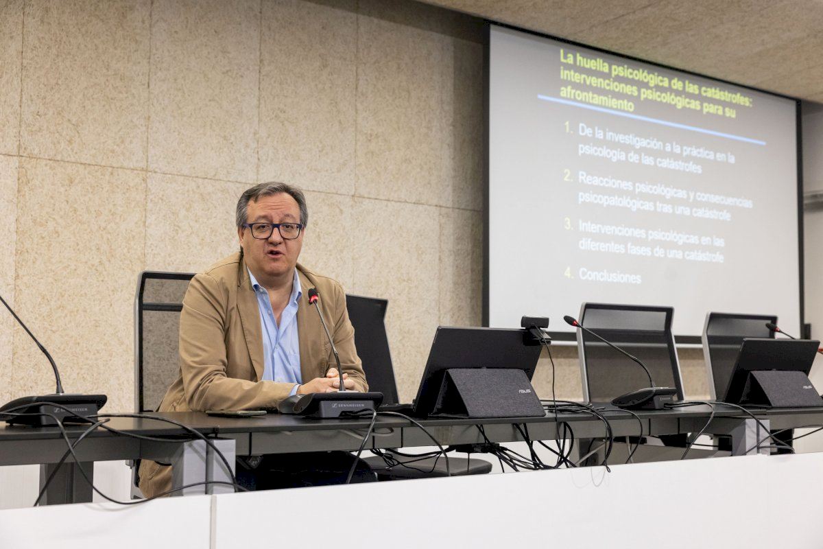 El Prof. Jesús Sanz imparte la conferencia inaugural de las X Jornadas de Investigación de la Facultad de Ciencias de la Salud de la Universidad Jaume I de Castellón